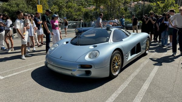 Наследникът на Imperator не е оборудван с двигател от AMG, а ползва V12 от Mercedes, взет от 600 SEL (W140). Все пак този агрегат е специално настроен от AMG за Isdera и е поставен в Commendatore 112i. В последствие този двигател с модификацията на спортното подразделение се оказва и в Pagani Zonda.
