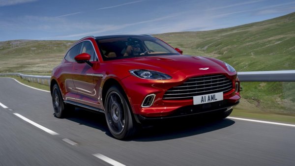 Двигателят, който вече е добре познат на клиентите на Aston Martin, намира място и в първия SUV модел на британската марка - DBX. Може да се каже, че тук потенциалът на AMG е разгърнат в една от версиите на модела. DBX 707 е модифициран и мощността му е покачена до над 700 конски сили - срещу само 550 коня за обикновения DBX със същия агрегат.
