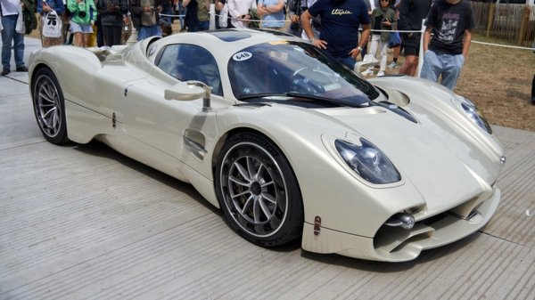 Още един модел на италианската марка за хиперколи се възползва от 6-литровия twin-turbo V12 двигател на AMG. Интересното в този модел е, че тук агрегатът е съчетан с ръчна скоростна кутия, което не се среща често през 2022 година. Възможно е Utopia да е последният хиперавтомобил с вътрешно горене на марката. Pagani разработва модел с олекотено шаси и голяма батерия, която ще захранва електромотор.
