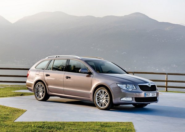 <p>Най-добрите коли за 2012, според CarBuyer<br /><br /><strong>Най-добро комби - Skoda Superb</strong></p>
