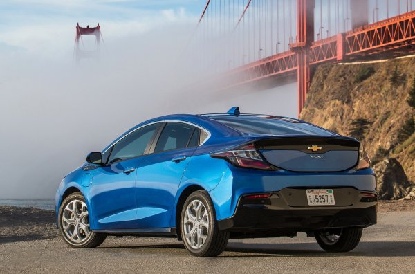 До края на годината ще приключи и производството на американския хибрид, който през 2012 г. спечели престижната награда "Автомобил на годината в Европа" заедно с идентичния Opel Ampera. Мястото на Volt ще бъде заето от нов кросоувър, който ще бъде или с хибридно задвижване, или с изяло електрически силов агрегат.
