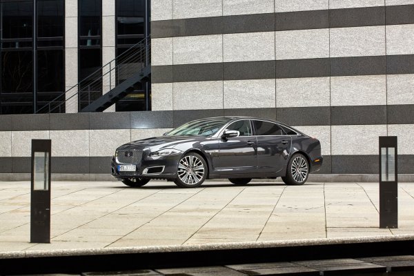 Флагманът на британската марка се задържа вече близо 10 години в продажба, като е очевидно, че в Jaguar нямат никакво намерение да пуснат негов наследник. Вместо това компанията разработва напълно нов модел с електрическо задвижване. Отказът от V8 двигателите и забележителният лукс, който предлага XJ, обаче едва ли ще е по вкуса на феновете на марката.
