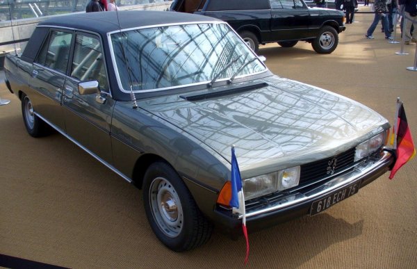 Като "модерен" президент, покойният Валери Жискар Д'Естен бързо успявал да смени порядките. Така, дългогодишният доставчик на президентски автомобили Citro&euml;n, бил заменен с Peugeot. Така, на служба в Елисейския дворец се появява Peugeot 604. Освен, че е първият автомобил на "лъвовете" на служба, той бил и първият, който не бил с представителния черен цвят на каросерията. Д'Естенг толкова харесал колата, че използвал същия модел за частни пътувания.