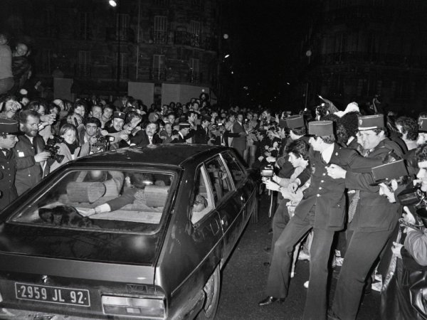 Renault се завърнали на "политическата" сцена за пръв път от предвоенните години. Злите езици твърдят, че това било заради увеличения дял на Франция в компанията. Както и да е, президентът Франсоа Митеран заложил на модела Renault 30 при стъпването си в длъжност през 1981 г. Това бил неговият личен автомобил, впоследствие моделът станал и официален.