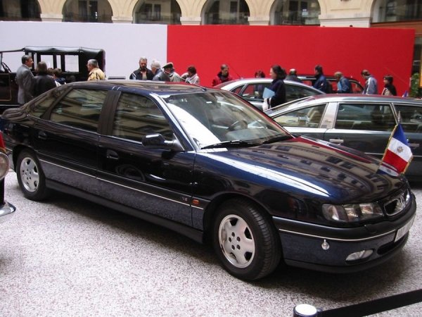 През 1992 година Митеран "се качва" на Renault Safrane. Както и предишните машини на марката, предназначени за Елисейския дворец, тази била бронирана и с куп глезотии в салона. Моделът бил използван и в началото на мандата на Жак Ширак.