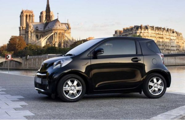 Излезлият през 2008 г като алтернатива на Smart ситикар от Toyota е значително по-добре замислен. Той има 4 места, предлага се с бензинови и дизелови двигатели, като освен с вариатор може да бъде оборудван с 5- или 6-степенна механична скоростна кутия. И неговият голям проблем е високата цена, а на всичко отгоре японците си поставят амбициозна цел &ndash; 100 000 продажби на година, която не постигат.

Година след излизането на IQ на пазара търсенето на модела започва да пада стремително. Феновете на Toyota така и не го харесват, като не помагат нито електрическата версия, нито &bdquo;братчето&ldquo; Aston Martin Cygnet, от което са произведени 4000 бройки.