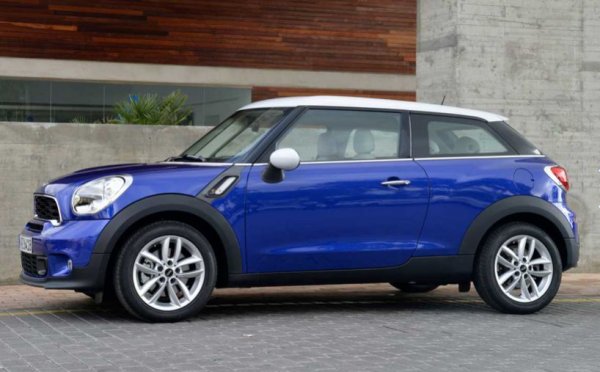 Компактният кросоувър с 3 врати Paceman беше построен на базата на Mini Countryman. И двата модела се произвеждат в завода на Magna Steyr в Грац, като технически са напълно идентични. Но Paceman се задържа на конвейера само 4 години, като претърпя един фейслифт.
Както и останалите автомобили в тази група, този кросоувър отиде в историята заради ниските си продажби. А те бяха предопределени от неясно очертаната целева аудитория на модела. Заедно с него компанията-производител пенсионира още два модела &ndash; Mini Coupe и Roadster.