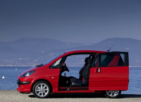 Един от най-необичайните модели на Peugeot, който някога се е появявал на пазара. Високият хечбек с плъзгащи се врати не успя да оцелее дълго време. Той е построен на една платформа с Peugeot 206 и Citroen C3, а дизайнът му е дело на ателието Pininfarina. Въпреки високите резултати на краш-тестовете на EuroNCAP, нетрадиционният облик и големия брой оригинални решения оскъпиха доста френския мъник и той не беше приет от пазара в Европа. След като в продължение на 4 години продажбите на модела падаха непрекъснато, производството му беше спряно. За този период са продадени 124 000 бройки.