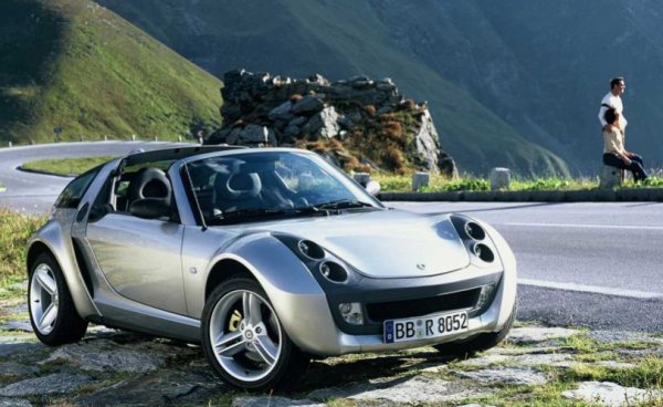 Тази двувратка се появява буквално отникъде в един сегмент &ndash; този на &bdquo;автомобилите за егоисти&ldquo;, както наричат купета с 2 места. Моделът излиза през 2003 г., като изглежда интересно, но се проваля с трясък въпреки впечатляващата външност, интересната управляемост и ниското тегло.

Основната причина е високата цена (все пак това е Smart), но също така и неособено успешния избор на задвижване  - 3-цилиндров турбомотор, свързан с 6-степенна роботизирана скоростна кутия, която е настроена за икономия на гориво. Производството продължава само 3 години, като за този период са направи 43 091 бройки от 43 091 Smart Roadster.
