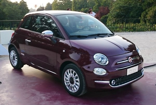 Ситуацията с възродения през 2007 години носталгичен римейк на Fiat 500 ситуацията е доста любопитна. Претенциозният мъник е изграден на платформата на бюджетния Fiat Panda, което е и в основата на второто поколение на Ford Ka (2008-2016 година), като и двата автомобила се произвеждат в полския град Тихи.