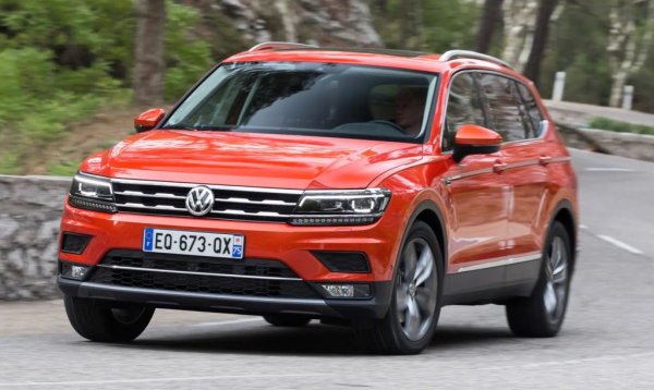 Среден процент проблеми: 9,3%
Среден пробег: 94,000 км

Първото поколение на кросоувъра си спечели фенове с практичността и приятното пътно поведение, но създаваше доста ядове с неща като слабо окачване и дефекти в автоматичните трансмисии и с веригата на турбомоторите. 
Тук обаче вече говорим за второто поколение Tiguan, на пазара от 2016. Тук единственото, от което има повечко оплаквания, е предлаганият като опция паномарен покрив. DSG автоматикът работи добре, но изисква периодична поддръжка - уверете се, че е обслужен поне веднъж на 80,000 км. Имаше сервизни акции за дефектни тегличи и за откачащ се спойлер на покрива. 
