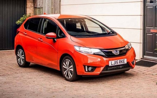 Среден процент проблеми: 8,4%
Среден пробег: 57,000 км

Няма да откриете изключително популярните у нас CR-V и Civic в класацията на TUV, просто защото от тях няма достатъчно продадени бройки в Германия, за да надхвърлят минималния праг на организацията. Единствената Honda, спечелила масово германците, е практичният Jazz. По традиция той се представя много силно при техническите инспекции, макар и с относително малък дреден пробег. Тук говорим за третото поколение, в производство между 2015 и 2020. Единствената сериозна сервизна акция тук е заради злополучните въздушни възглавници на Takata. На всяка цена се уверете, че автомобилът е минал през тази акция, иначе може да бъде опасен. 
