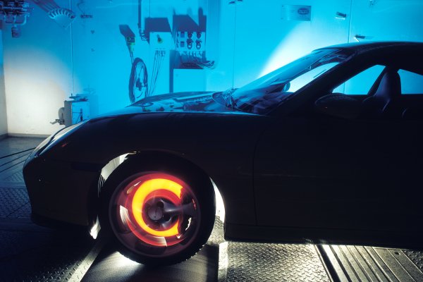 Чувате ли металическо стържене при спиране? Тогава за последния ни съвет е почти късно, Ако металът срещне метал при спиране, има само една посока - към сервиза. Най-вероятно спирачните накладки са износени и вече се трият със спирачните дискове. В този случай, насочете се директно към най-близкия сервиз!
Същото се отнася и за други „странни“ шумове, нестабилност на автомобила при спиране, дълъг ход на педала на спирачката, необичайни миризми или дори пушек по време на спирачната маневра, мигащи предупредителни светлини или други аномалии, възникващи при спиране.