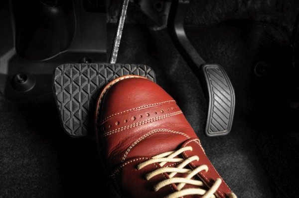 Когато двигателят работи на празен ход натиснете педала на спирачката, докато достигне максималната спирачна точка (т.е. докато съпротивлението е най-голямо). В този момент педалът вече не трябва да поддава. Ако това се случва, може да означава, че спирачната система вече не е уплътнена или в спирачните маркучи се задържа въздух.
Как да проверите дали спирачната система не пропуска?
Бърз поглед към спирачната течност в двигателното отделение също предоставя информация: Ако нивото на течността е ниско, това също може да показва изтичане на спирачната система (или износени спирачни накладки).
Какво да направите, ако спирачната система не е уплутнена?
Дори тази диагноза да не се отнася до всички модели превозни средства, препоръчваме посещение на сервиз в описания по-горе случай. Проверката на спирачната система не струва скъпо, не отнема много време и затова бързо носи сигурност.