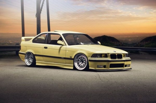 Знаменитата фраза &bdquo;По-малко е повече&ldquo; се свързва най-вече с известния архитект Лудвиг Мис ван дер Рое, един от основателите на модерната архитектура. Известната поговорка подчертава простотата и яснотата на добрия дизайн. В BMW залагат именно на този подход.