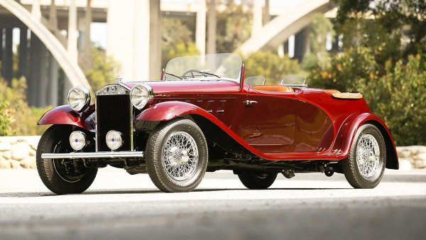 Поредният Свещен Граал на Lancia за колекционерите - откритата двувратка Dilambda Torpedo Sport от 1932 г. с каросерия на Viotti. През 2014 г. автомобилът мина под чукчето на търга за относително ниската за толкова рядък модел сума от 645 000 евро. Навремето колата е създадена от прочутото торинско ателие за каросерии за богат италиански клиент. Автомобилът е оборудван с 4-литров V8 двигател с мощност от 100 конски сили.