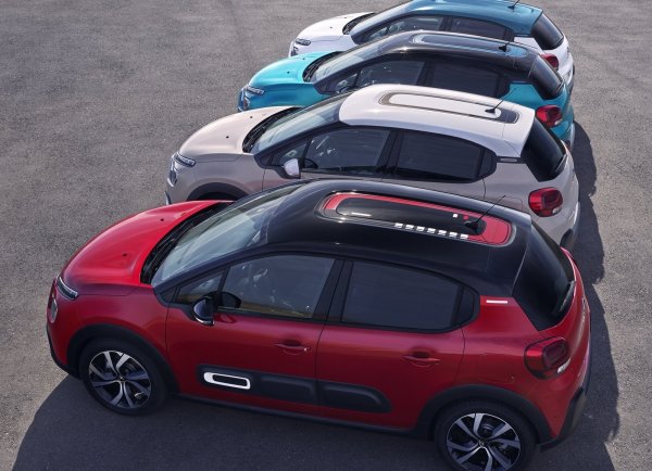 Малката френска кола се радва на популярност сред потребителите и доказателство за това е ръстът с цели 16% през март. Решаващо значие за успеха на модела играе и това, че е един от най-достъпните в сегмента, както и че отскоро има и електрическа версия.
