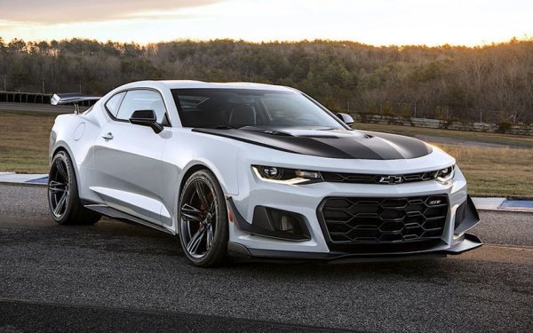 Chevrolet изостави името Camaro през 2002, след 4 поколения на модела, но го върна към живот за модел с ретро стил 7 години след това.
Днешното Camaro е със сходен дух като предшествениците си, но е на друга платформа и стилът не е чак толкова ретро. Продажбите на модела паднаха сериозно миналата година, заради ковид кризата.
