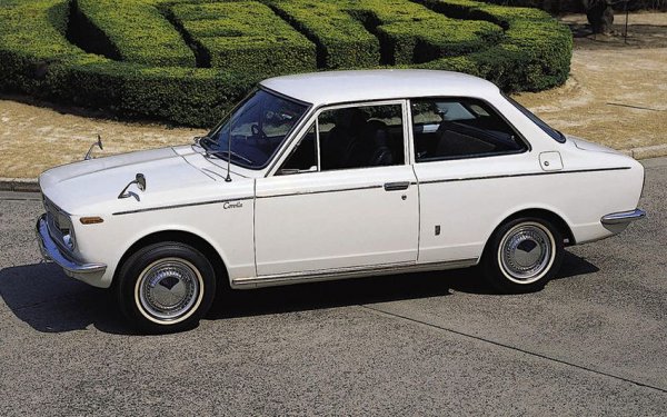Първият от много модели Corolla е представен през 1966 година и веднага среща силна конкуренция в лицето на Datsun 1000. Но Toyota успява да направи Corolla по-желана заради внедряването първоначално на 1,1-литров, а след това на 1,2-литров двигател &ndash; и двата по-големи от еднолитровия на Datsun.

Corolla се произвежда на различни места по света, като производството на първото поколение приключва през 1970 г.
