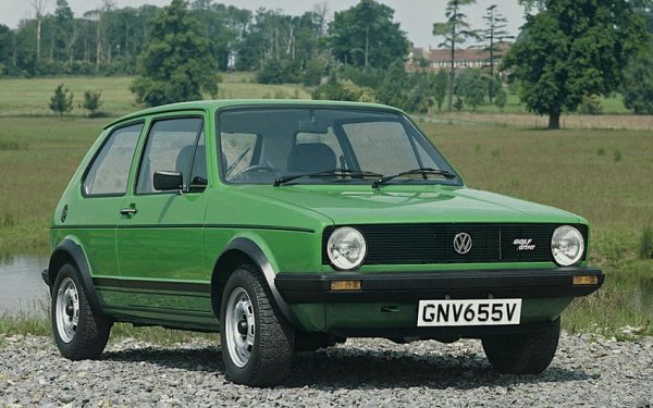 Първият Golf е предназначен за наследник на Beetle, като с компановката си от двигател с водно охлаждане и предно задвижване и драматично по-различен от машината, която заменя (но не и напълно).

През 1976 се появява Golf GTi, който въпреки 110-те си конски сили, с които днес се счита за бавна кола, е пример за един от първите хотхечове.