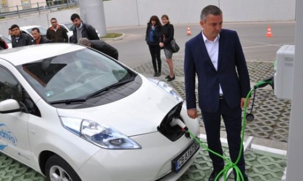 Има, разбира се, солидни аргументи и в подкрепа на субсидията. Без подобно първоначално стимулиране би било трудно по пътищата да тръгнат достатъчен брой електромобили, че да подтикнат бизнеса да инвестира в зарядна инфраструктура. Освен това субсидиите увеличават производството на електромобили и по този начин помагат да се понижи цената им заради икономиите от мащаба. 
Тези аргументи са напълно валидни - или, по-точно, бяха. Производителите така или иначе увеличават производството на електромобили и инвестициите в развитието им, защото политиците са на път да забранят конвенционалните типове задвижване. Еврокомисията за пореден път отложи оповестяването на параметрите за бъдещия стандарт Евро 7 - вероятно за юли 2022. Но е ясно, че той или ще зачеркне изцяло двигателя с вътрешно горене, или драстично ще ограничи приложението му. 
