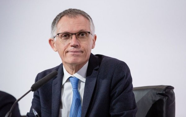 В същото време Зелената сделка на фон дер Лайен предвижда огромни публични средства да се инвестират в инфраструктура. Включително и в България, където това ще се финансира от Оперативна програма "Транспортна свързаност". Отново от средства на данъкоплатците, което означава, че хората, които не ползват автомобил или не са в състояние да си позволят електрически, ще платят още веднъж. 
Трябва ли при това положение изобщо да съществува пряка субсидия за покупка на електромобил? Повечето водещи фигури в индустрията смятат, че тя вече изживява дните си. "Субсидиите трябва да останат поне до 2025", каза наскоро Карлос Тавареш, главният изпълнителен директор на гиганта Stellantis, пред Corriere della Sera. "Но не мисля, че правителствата ще са в състояние да продължат да субсидират електромобилите при текущите нива. Това не е възможно от бюджетна гледна точка". Според Тавареш наложеният на политическо равнище бърз преход към електромобилност носи огромен социален риск, породен от "бруталността на промяната". "Ако правителствата могат да съпроводят прехода с още пет години субсидии, може и да се справим. Иначе социалните рискове ще нараснат значително", смята португалският мениджър. 
