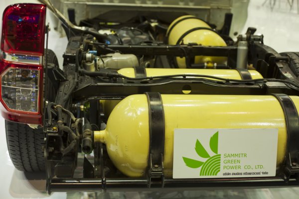 Накрая, но не по важност, би могло да се помисли и за решения, които не са идеални, но пък ще са достъпни за много по-широки кръгове от населението - и съответно ще имат много по-голям ефект върху качеството на въздуха. Например стимулиране на задвижването с втечнен петролен газ (LPG, пропан-бутан) или компресиран природен газ (CNG, метан). Противно на широко разпространеното мнение, тези горива не са лишени от вредни емисии. Но са по-чисти от бензина и дизела, особено в случая със CNG. Затова Франция въведе данъчни облекчения за подобни автомобили, а Швеция дори дава директна субсидия от близо 1000 евро за покупката на кола със CNG уредба. А България има едно много голямо предимство в сравнение с тези страни: у нас вече съществува нужната инфраструктура. По брой зарядни станции за LPG страната ни е четвърта в Европа, отстъпвайки само на Полша, Германия и Италия, а по гъстота е на първо място. По гъстота на CNG станциите сме на трето място на континента. Добра основа, върху която да се гради ефективна политика за прочистване на въздуха. Разбира се, няма как да стане с митичните "еврофондове", защото те не позволяват пряко финансиране на конвенционални автомобили. Но това не е спряло Франция и Швеция, нали така? 
