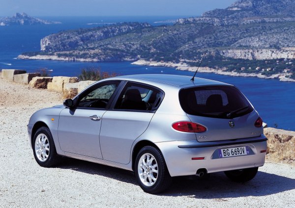 Само след 5-годишна работа, дори при щадящ режим, износването на лагерите на главините може да достигне до 90%, ауспухната система ръждясва цялата а течове на масло има от почти всеки семеринг. А ако предишният собственик не е сменил ангренажния ремък и водната помпа, трябва да очаквате още повече проблеми. Първото с което ще се сблъскате са бъгове в мултимедийната система и постоянно мигащите светлини на таблото.