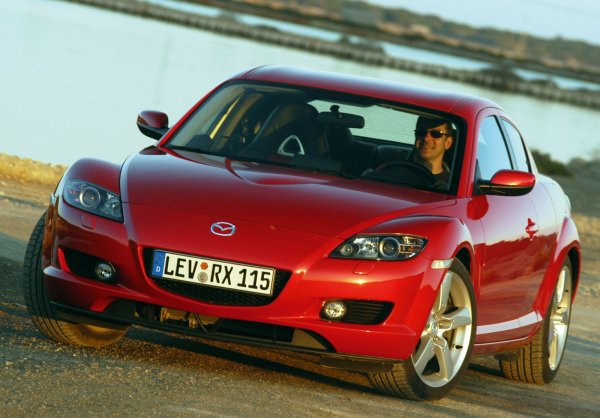 Всяка една употребявана MazdaRX-8 трябва да бъде внимателно прегледана преди закупуване. Всъщност, след 3-5 години работа, роторният мотор започва да прави проблеми. Двукамерният Ванкел с обем от 1.3 литра има малък експлоатационен живот, замяната му с нов струва много. 