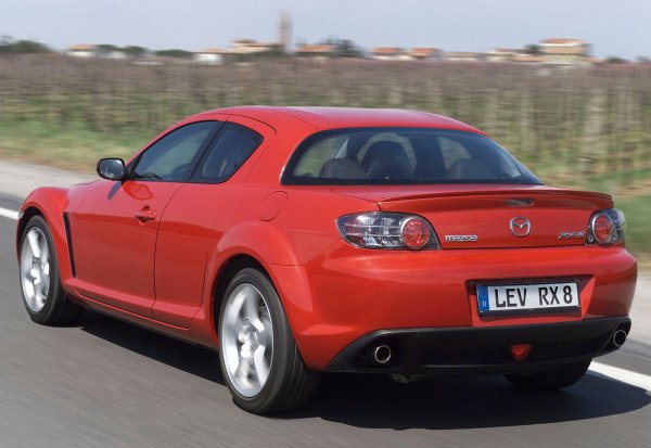 За основен ремонт пък трябва да имате много опитен механик, защото този тип агрегати са доста по-сложни за манипулиране. С други думи, колкото и да е красива тази Mazda, опитайте се да не се влюбвате прекалено много във външността ѝ и се ориентирайте към друго предложение.