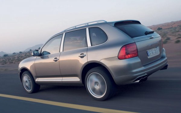 Ако сте с ограничен бюджет, тази колела определено не е за вас. Тя се задвижва от 4,8-литров V8 двигател с двойно турбо, с който ще вдигнете 100 км/ч за около 5 секунди, но за това време ще похарчите и няколко литра бензин. Този SUV с 500 к.с. харчи ужасно много, а и поддръжката му е скъпа