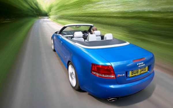 Audi RS4 е забележителна кола с атмосферен 4,2-литров V8 двигател, като в бюджета от 15 000 евро попадат седани, комбита и кабриолети. Изборът е голям, така че има за всеки по нещо. Все пак е лято и затова предложението с открит покрив в случая изглежда най-подходящо.