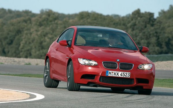 BMW M3 има много предимства, сред които са страхотно поведение на пътя, брилянтно управление, балансирано шаси, качество на изработка, ергономичност и не на последно място &ndash; 4,0-литров V8 двигател. С други думи &ndash; тази кола има всичко. По принцип тя е и доста скъпа, но E92 вече е по-лесно достъпен, тъй като цените му падат.