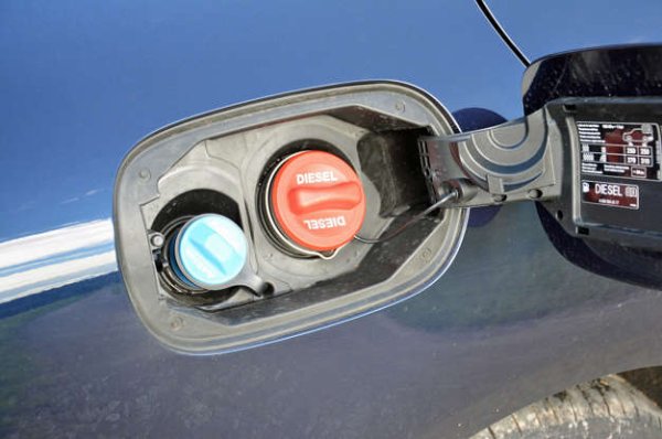 Къде слагате капачката на резервоара, докато зареждат На покрива, на задната чистачка, на бензиноколонката или някъде другаде? Много автомобили са оборудвани с пластмасов държач, който е интегриран в капака на резервоара. Така не е нужно да се чудите какво да правите с капачката, докато сипвате гориво.