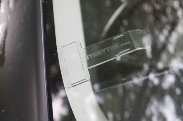 Някои автомобили разполагат с прозрачен пластмасов клипс, прикрепен от двете страни на предното стъкло. Той позволява да се вижда билетът, така че да няма объркване дали таксата е платена или не. Понякога тази функция е доста полезна.