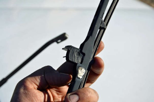 В някои автомобили е невъзможно чистачките на предното стъкло да да се вдигнат, когато колата е паркирана, тъй като са прибрани под капака. В някои ситуации, за да бъдат сменени перата, чистачките трябва да бъдат поставени в сервизно положение.  Това става с включване и изключване на запалването, след което следва натискане за кратко лоста на чистачките надолу. Те ще се придвижат нагоре и ще останат там. Когато перата бъдат сменени, двигателят се стартира, а лостът се натиска надолу.