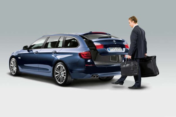 Някои по-нови модели автомобили позволяват на шофьорите да отварят багажника, като просто прокарват крака си под сензор, скрит под бронята. Тази функция е полезна, ако ръцете ви са заети, защото в противен случай трябва да оставите всичко, за да отворите багажника. Имайте предвид, че багажникът няма да се отвори, ако не носите ключа. 