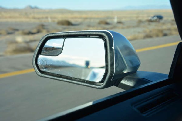 Опитите за почистване на външните огледала от леда могат да имат неприятни последствия, тъй като има опасност от увреждане на стъклото, корпуса и механизма, който го движи. Някои автомобили предлагат бързо и лесно решение чрез интегриране на нагревателни елементи в стъклото.