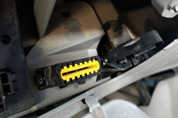 По-новите модели са оборудвани с OBD2-порт, като местоположението му е различно. Често той е под арматурното табло или в централната конзола. Не е нужно да сте сертифициран техник, за да изследвате какво се съхранява в цифровия мозък на вашия автомобил чрез този порт. 