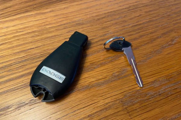 Достъпът без ключ е удобна функция, докато батерията не се изтощи. Преди да позвъните на &bdquo;Пътна помощ&ldquo;, отворете ключодържателя и намерете малкия метален ключ, скрит в него. Съответно, използвайте го за отключване на колата.