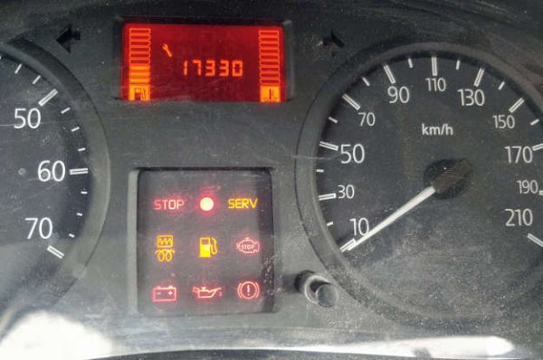 За това не се предвижда стандартна процедура, но почти винаги има начин да накарате иконата на услугата да изчезне от арматурното табло. Потърсете онлайн, за да намерите инструкции за конкретните автомобили. При някои модели на Renault, например, трябва да включите запалването , да натиснете педала на газта докрай, да натиснете педала на спирачката три пъти и да зададете желания сервизен интервал с помощта на бутон на таблото. 