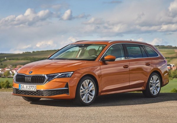 Един от двата неелектифицирани модела в списъка заедно с братовчеда Audi A3 Sportback, като чехът е малко по-икономичен и слиза под 5 л/100 км. Този показател се постига благодарение на 2.0-литров двигател със 150 к.с., съчетан с DSG трансмисия с двоен съединител, превозвайки до 640 литра багаж.