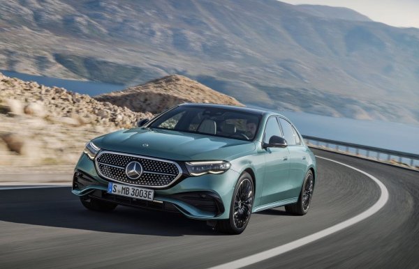 Не е задължително да имате компактни размери, за да пестите гориво: това се демонстрира от Mercedes E-Class, който в 220 d версията, тоест с 2.0 мек дизелов хибрид с 197 к.с., може да измине 100 км с 4.81 литра дизел. Създаден за дълги пътувания по магистрали, германският седан се оказва ефективен и в смесен цикъл.