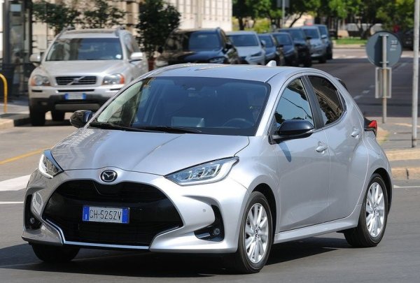 Японският градски модел се намира в подножието на върха, като версията му със 116 к.с. изминава 100 км само с 4.78 литра бензин. Любопитното е, че той си има близнак от друга марка, който постига същия разход, но с малко по-голяма мощност.