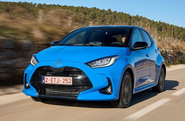 Това е Toyota Yaris с 1.5 hybrid в най-мощната му версия със 131 к.с., която в комбинирания цикъл харчи колкото Mazda2  със същия агрегат. Японският производител посочва и идентичен резултат за версията със 116 к.с.
