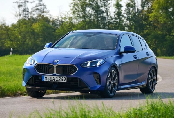Леко електрифицираният вариант на дизеловия BMW 1-Series, с 2,0-литров турбодизел със 163 к.с., комбиниран с автоматична трансмисия с двоен съединител, също е на второ място. Реалният пробег от малко над 4.6 л/100 км е отлично постижение за  за автомобил, проектиран да се кара както в града, така и на дълъг път.