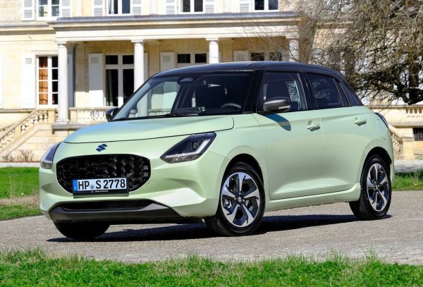 Suzuki Swift е автомобилът с най-нисък разход на гориво като цяло, според данните на италианските ни колеги. Оборудван с 1,2-литровия мек хибриден бензинов двигател, произвеждащ 83 к.с. (намален до 81 к.с. за стандартите за емисии) и 6-степенна ръчна скоростна кутия, този малък японски автомобил е единственият, който постига разход на гориво под 4.6 л/100 км.