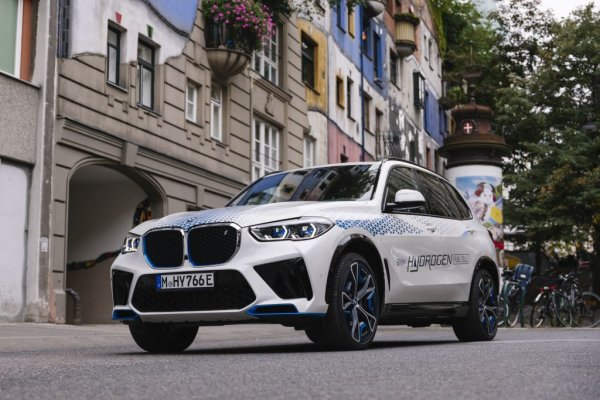 Едната възможна причина е, че не го познаваме добре, докато с всичко останало отдавна сме свикнали. Другата - че той е невидима заплаха. Без цвят, без мирис, без вкус. Няма как да разбереш дали има утечки. Освен това е силно летлив, и десет пъти по-лесно възпламеним от бензина. 
Мисля си върху това, докато шофирам първия сериен европейски водороден автомобил по улиците на Виена. На пръв поглед той изглежда досущ като обикновено BMW X5. Но всъщност се нарича iX5 Hydrogen, и под предния му капак има не двигател с вътрешно горене, а водородна горивна клетка. 
