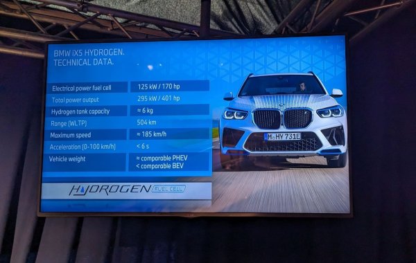 В пода са вградени два резервоара за водород под налягане, побиращи 6 кг от свръхлекия газ. Отзад има литиево-йонна батерия, която подава мощност към колелата. И то внушителна мощност - 400 конски сили. Наближава следобедният час пик и през повечето време едва кретаме в задръстването. Но в редките моменти, когато пътят отпред се разчиства, това iX5 Hydrogen се държи като всяко друго BMW: пъргаво, динамично и приятно за каране. 
Като казах "първият сериен европейски водороден автомобил", имайте предвид, че става дума за съвсем малка серия, под сто бройки. И освен това не можете да си ги купите. BMW ще ги използва, за да натрупа опит при употреба в реалния живот. Едва след това, вероятно през 2025, компанията ще пусне на пазара първата малка серия от коли с водородни горивни клетки. 
