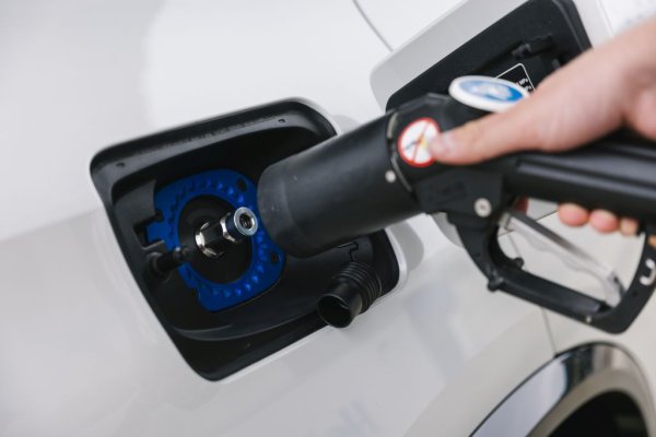 Доскоро доминиращата идея за бъдещето бе двигателите с вътрешно горене да се заменят от електромобили с батерии. Но напоследък става все по-ясно, че това решение, подходящо за малките лични автомобили в големите градове, никак не е подходящо за дълги пътувания, за по-големи автомобили и за товарния транспорт. За да мине на електричество, един голям камион трябва да има батерия с тегло един или дори два тона. Дори да оставим настрана въпросите за цената и за времето за зареждане, остава друг незаобиколим проблем: откъде ще се намерят толкова ресурси. През 2022 електромобилите бяха едва около 14% от целия световен пазар на леки автомобили - и дори при толкова нисък процент търсенето за ключови суровини като литий, никел и кобалт тласна цените им към небето. Подмяната на целия европейски товарен транспорт с електрически ще изисква повече от тези суровини, отколкото в момента се добиват в глобален мащаб. 
